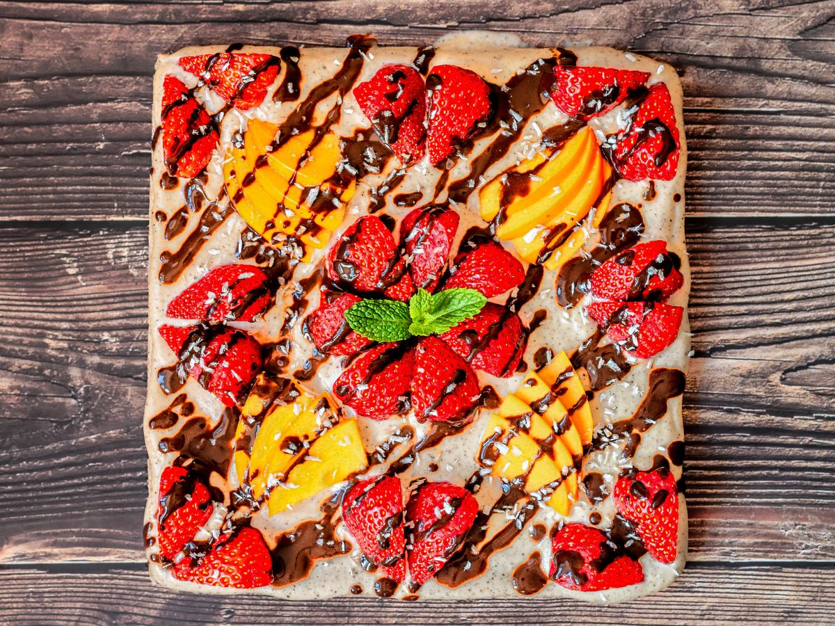 Witariańska pizza z kolorowymi dodatkami